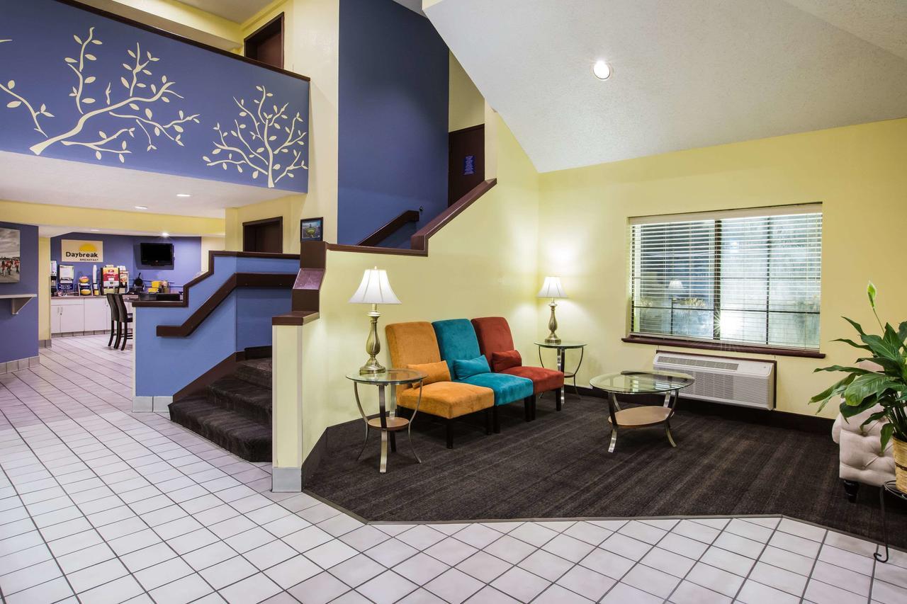 Days Inn By Wyndham Blue Springs Dış mekan fotoğraf
