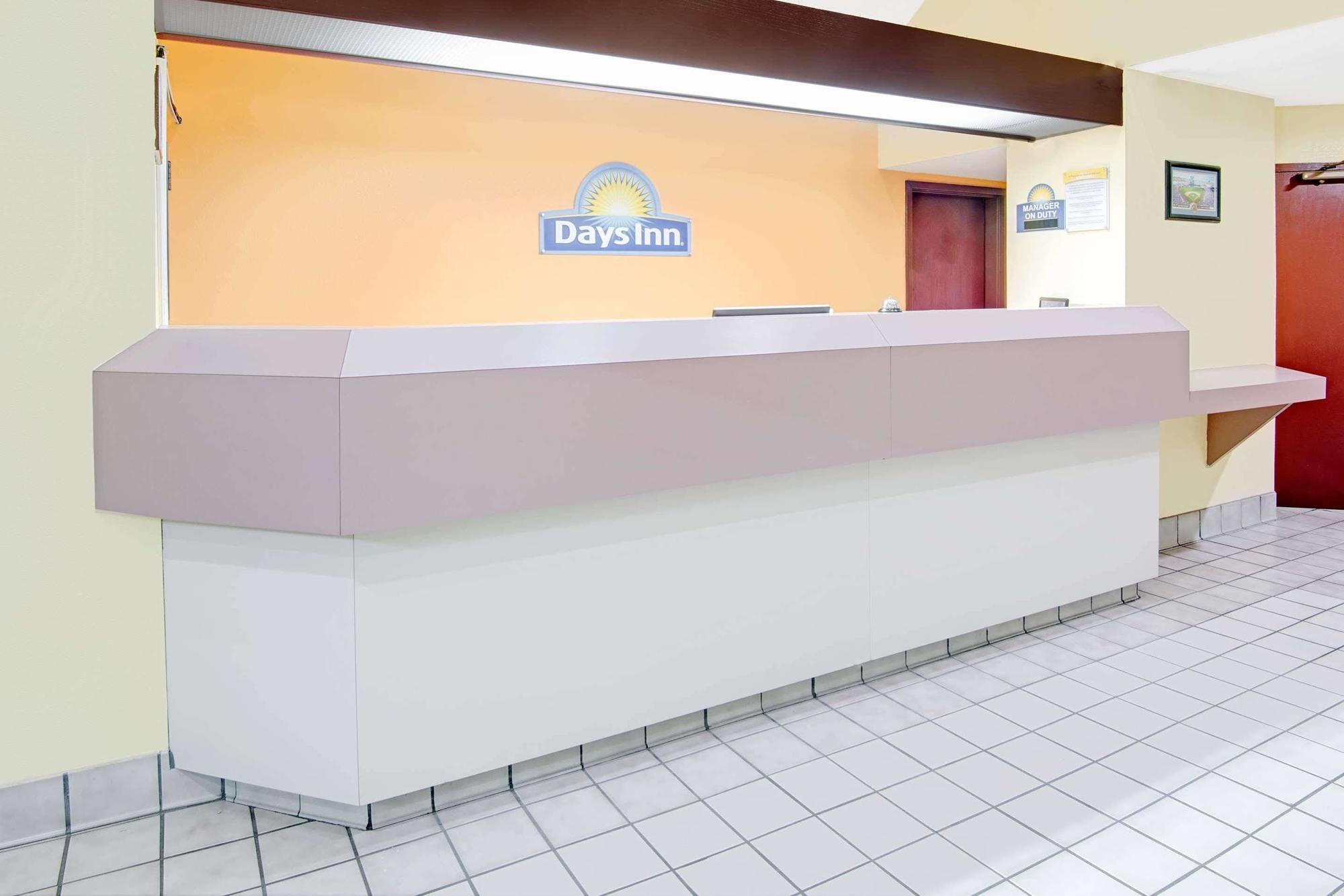 Days Inn By Wyndham Blue Springs Dış mekan fotoğraf