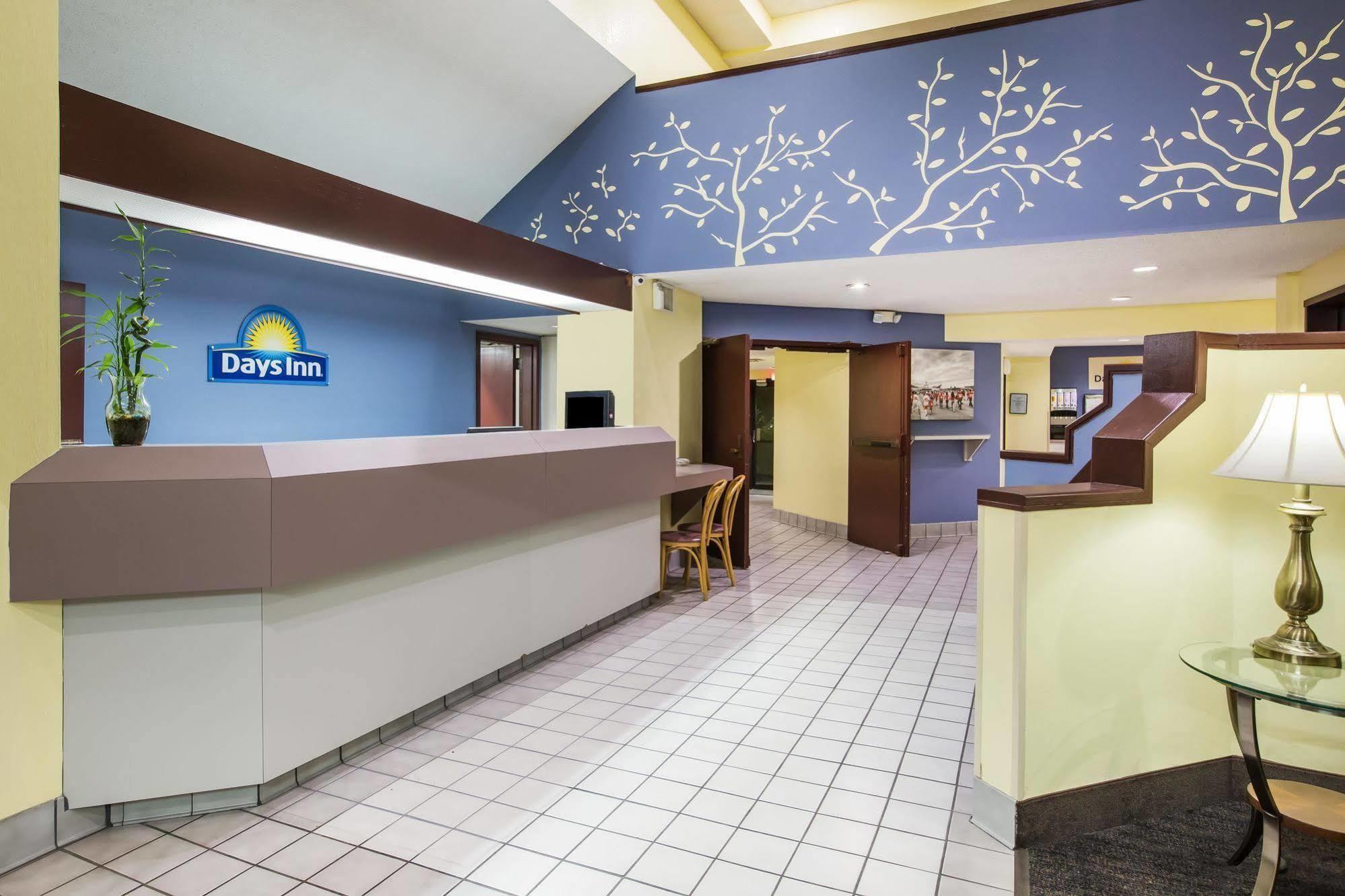 Days Inn By Wyndham Blue Springs Dış mekan fotoğraf