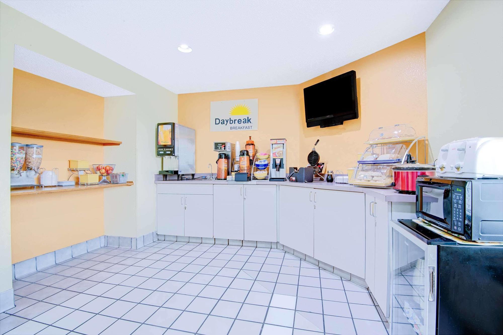 Days Inn By Wyndham Blue Springs Dış mekan fotoğraf
