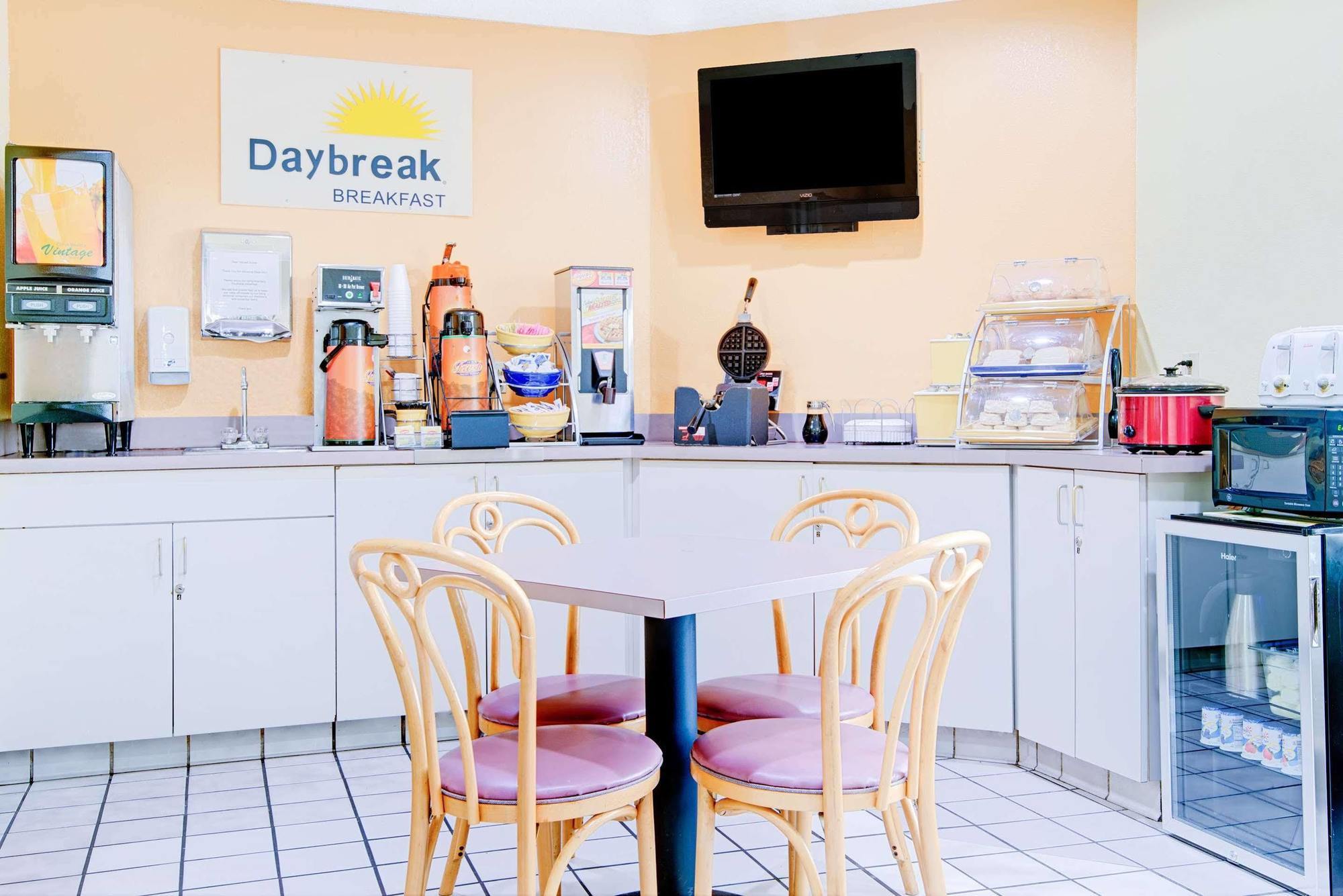 Days Inn By Wyndham Blue Springs Dış mekan fotoğraf