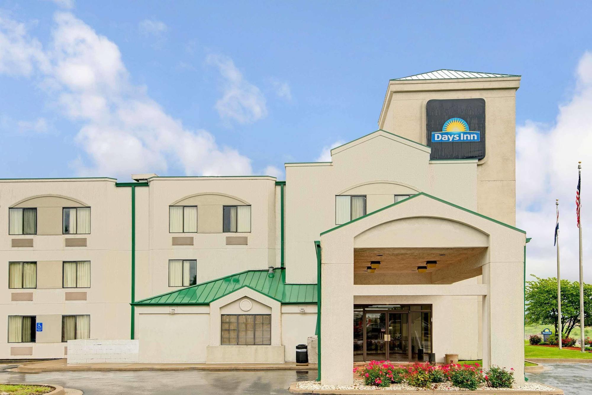 Days Inn By Wyndham Blue Springs Dış mekan fotoğraf